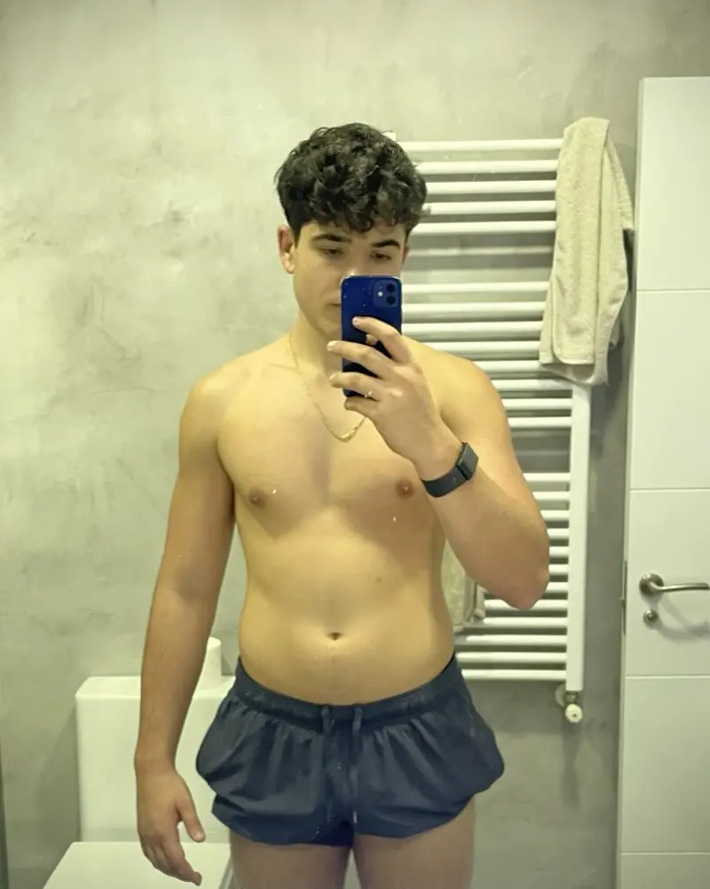 Iker en 2024, foto en el espejo